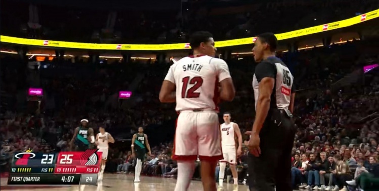 开云官方-菜！德鲁·史密斯发球被吹走步违例 白白送出球权